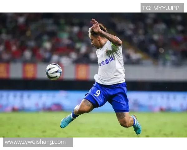 短发足球明星的激情与突破：赛场上的力量与速度之舞