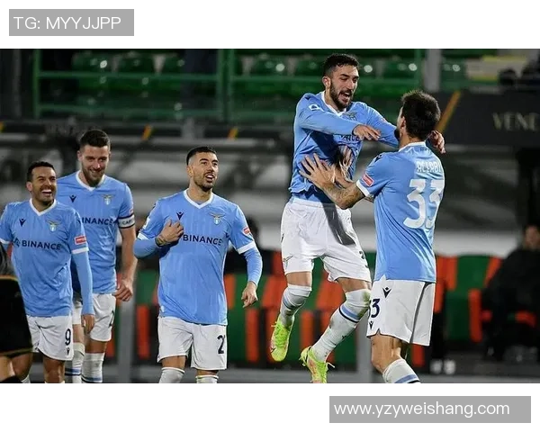 足球巨星齐聚球场演绎精彩瞬间 全力冲击赛季巅峰荣耀