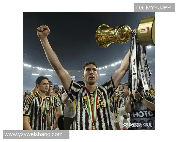 足球球星与队友共同举起奖杯庆祝荣耀时刻展现团结与拼搏精神